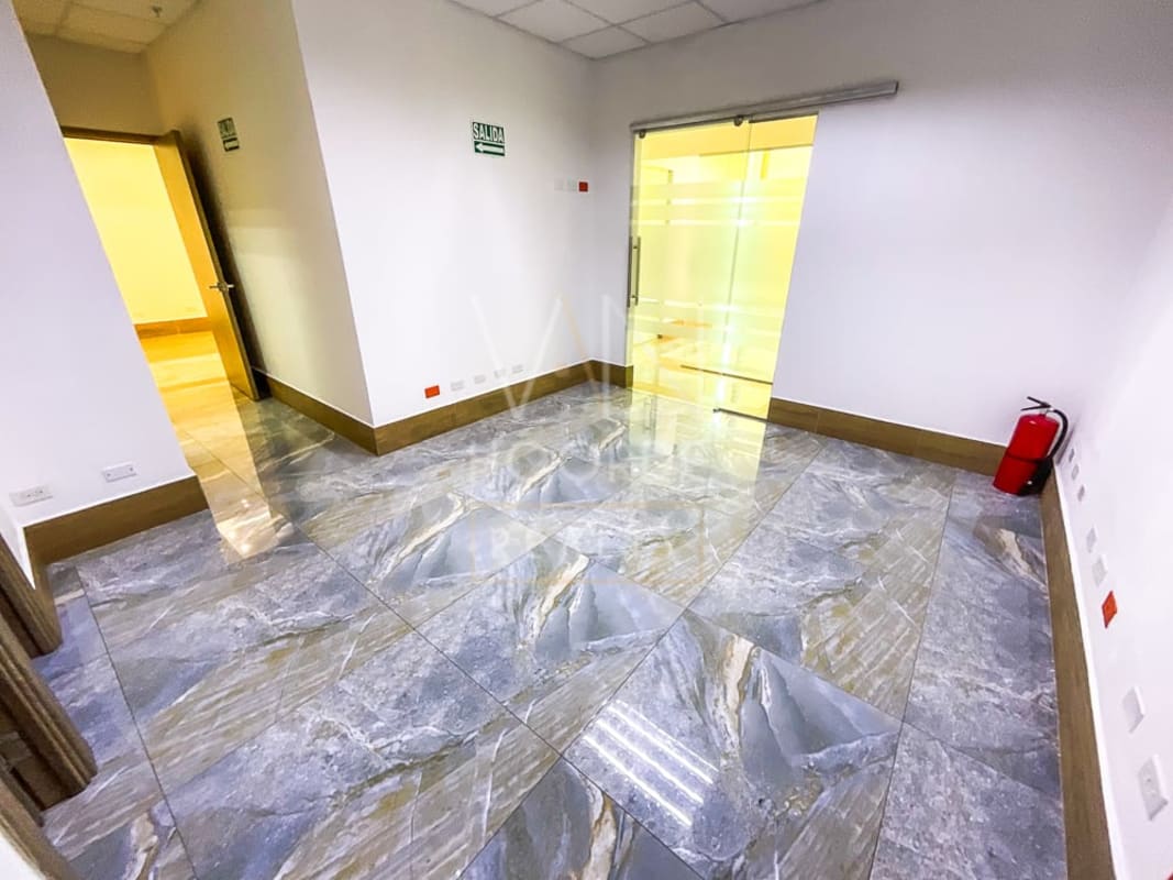 Entrance lobby with marble floor and glass sliding door in Torre Arifa Santa María Panama