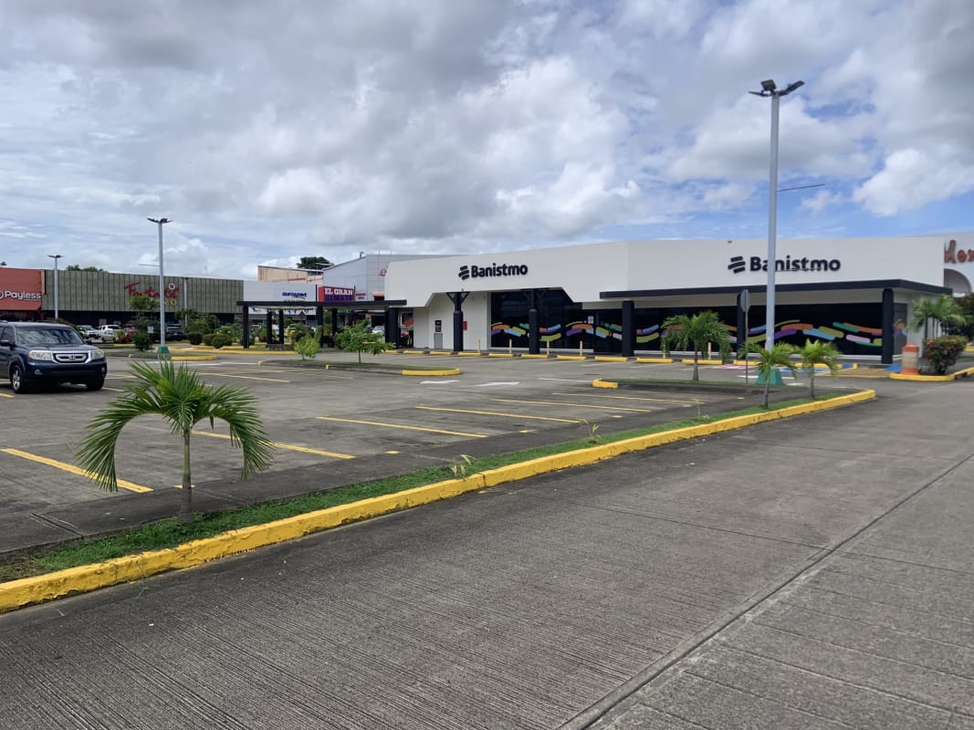 Front of commercial space Los Pueblos Shopping Center Juan Díaz with signage and parking