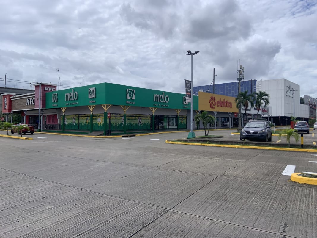 Multiple storefronts commercial property in Los Pueblos mall area with parking Panama City