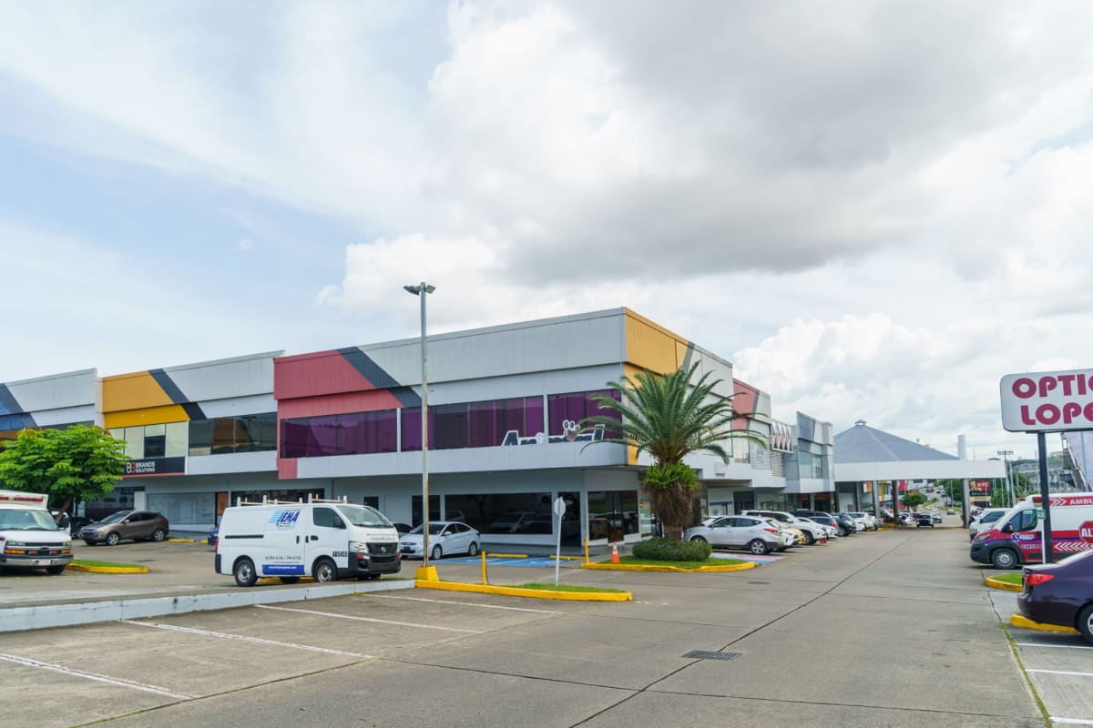 Retail storefronts with parking at Plaza Conquistador commercial center Villa Lucre Panama
