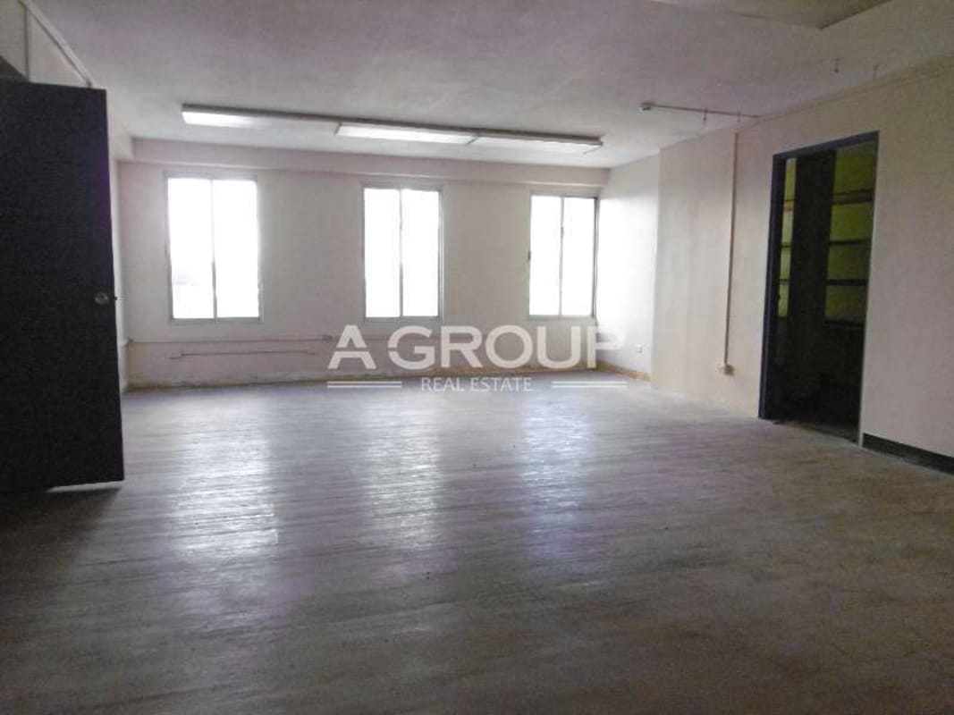 Spacious empty room with natural lighting, ideal for redevelopment or large showroom in Marbella Panama City