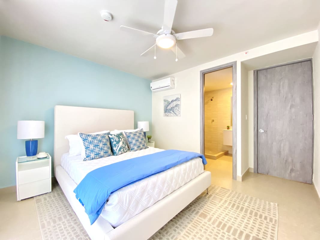 Modern en-suite bedroom in versatile coastal style in Versalles Tocumen Panama