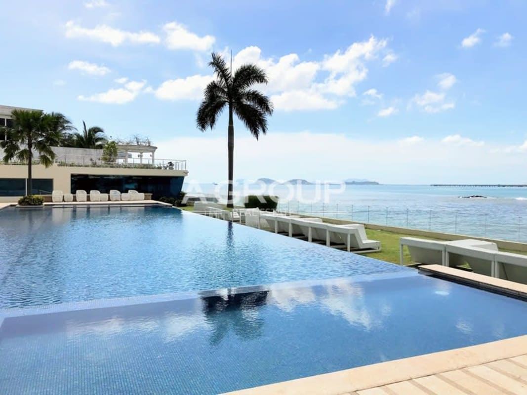 Gym with panoramic waterfront views and professional equipment The Point Punta Paitilla Panama