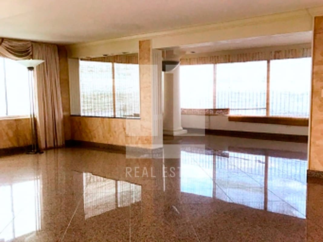 Elegant dining room area with ocean views PH Sobre las Rocas Coco del Mar penthouse in Panama City