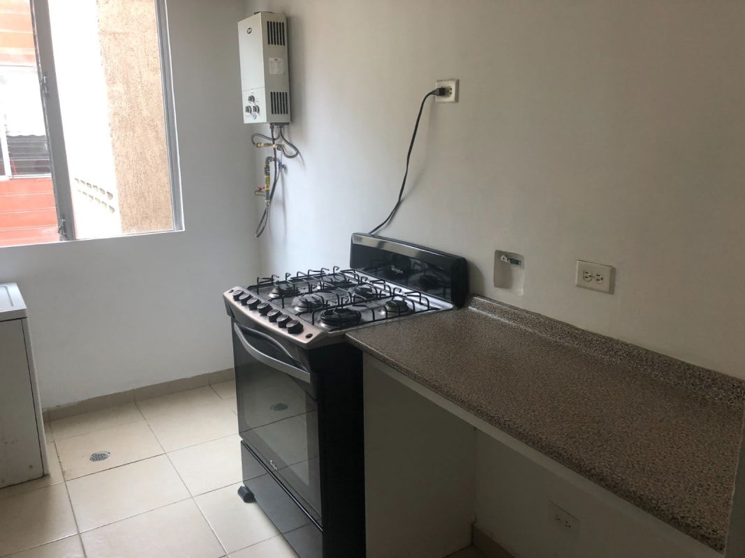 Kitchen with granite countertop, gas stove, cabinets Mystic Village Don Bosco Panama