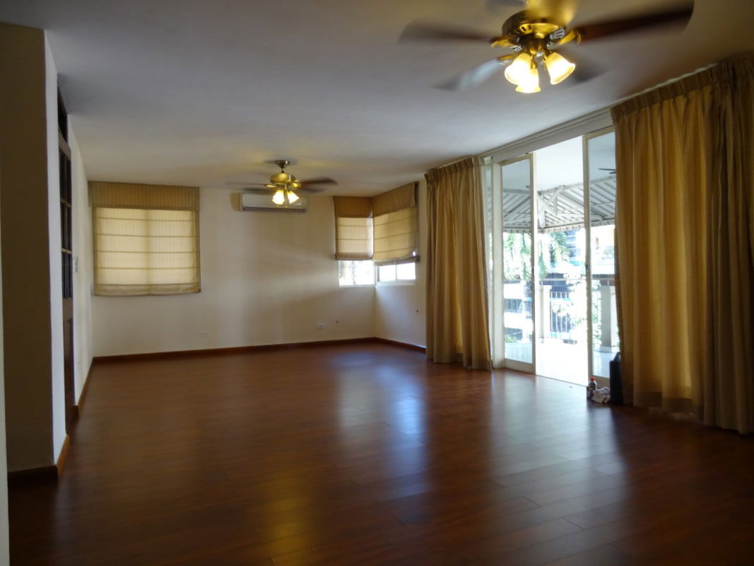 Long corridor with wood floor PH Entremares Via Argentina Panama