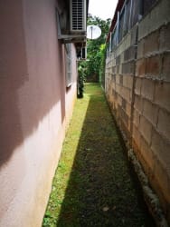 Side yard with area for laundry and backyard in house for sale Arraiján