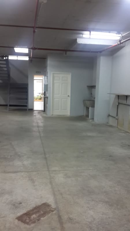 Spacious open warehouse area with concrete floors and exposed ceiling piping for lease in Calidonia Panama