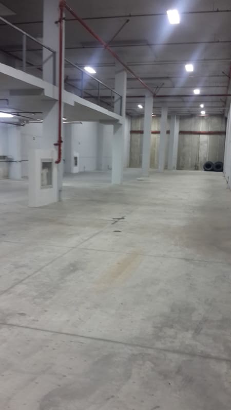 Commercial warehouse interior with white support columns and exposed red piping for rent in Panama City