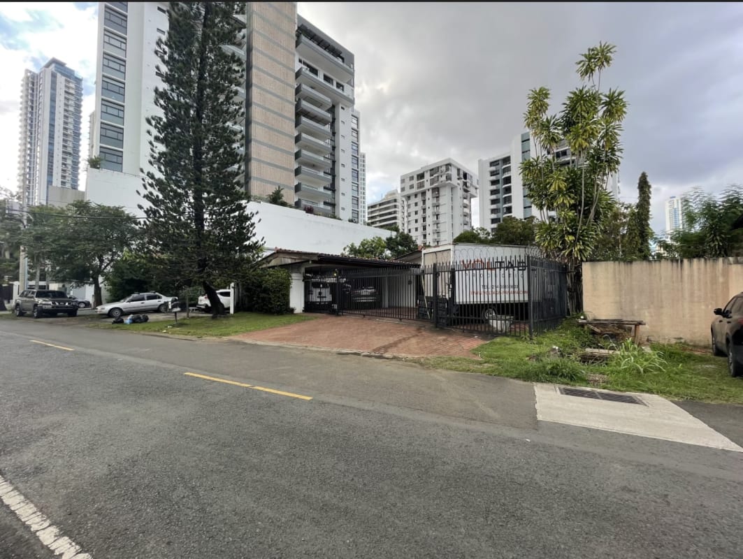 Front gated entrance and parking at Coco Corporate Center in Coco del Mar Panama City