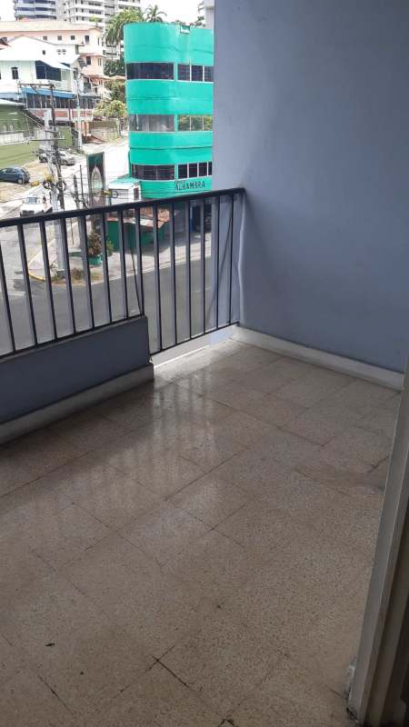 Balcony with railing and tiled floor overlooking Panama City PH El Conquistador