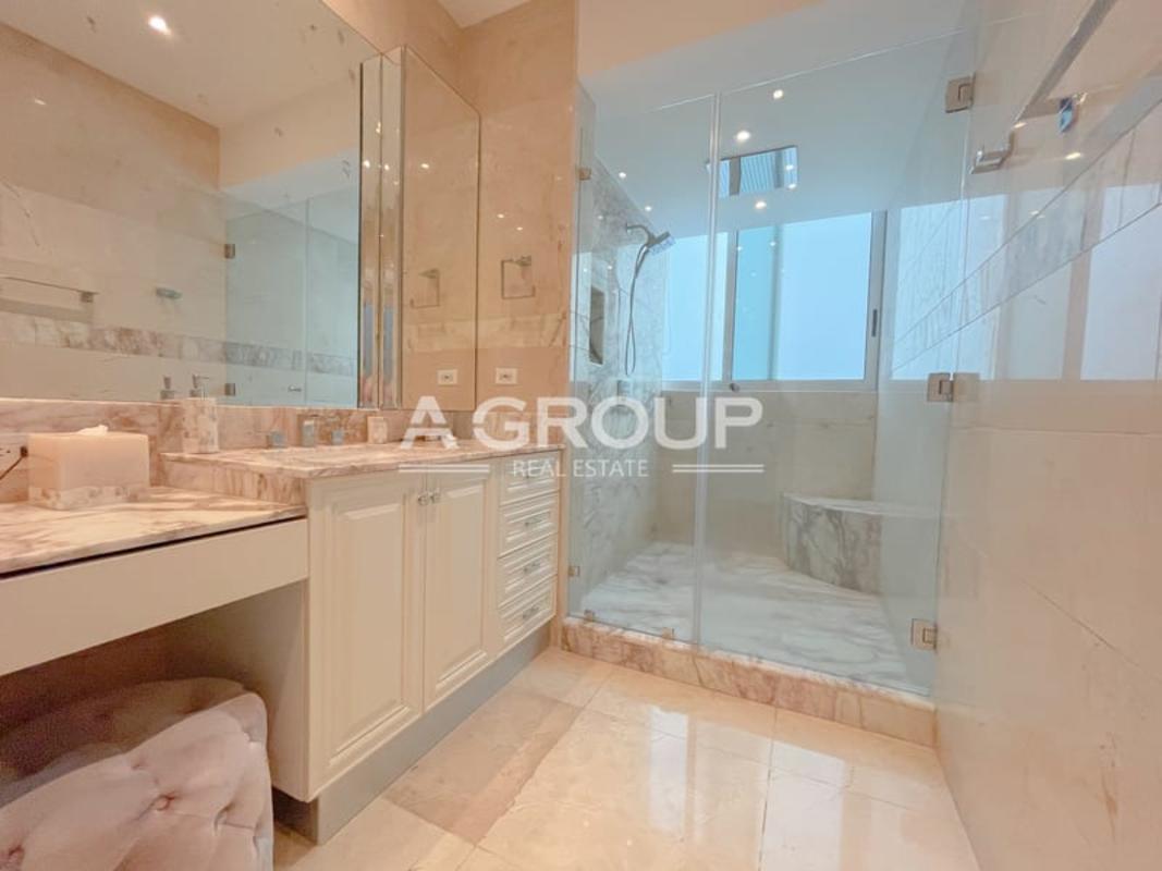 Spacious contemporary dining room with glass table and mirror feature in Aventura Tower Punta Paitilla