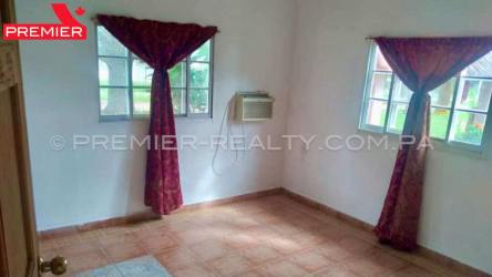 Bedroom with windows tile floors house for rent Las Guias Santa Clara Panama