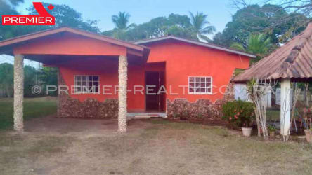 Covered porch garden view countryside house Las Guias for rent Panama