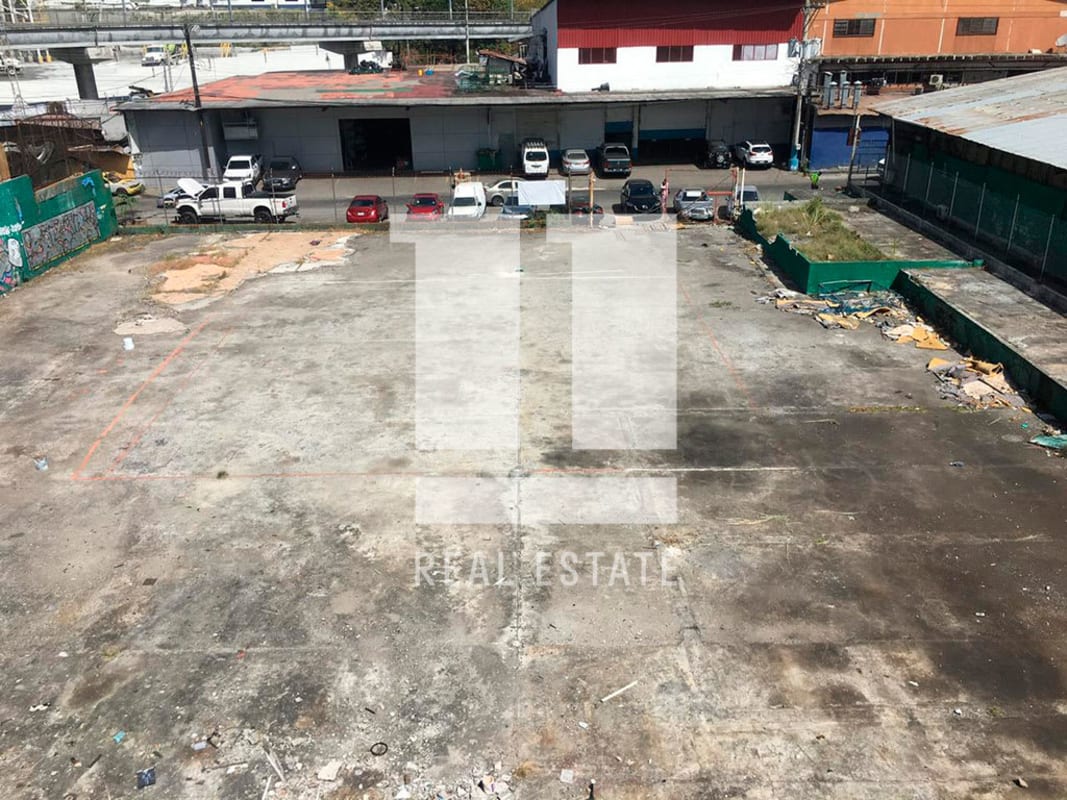 Vacant fenced lot with concrete ground near graffiti wall and metro access in Panama City