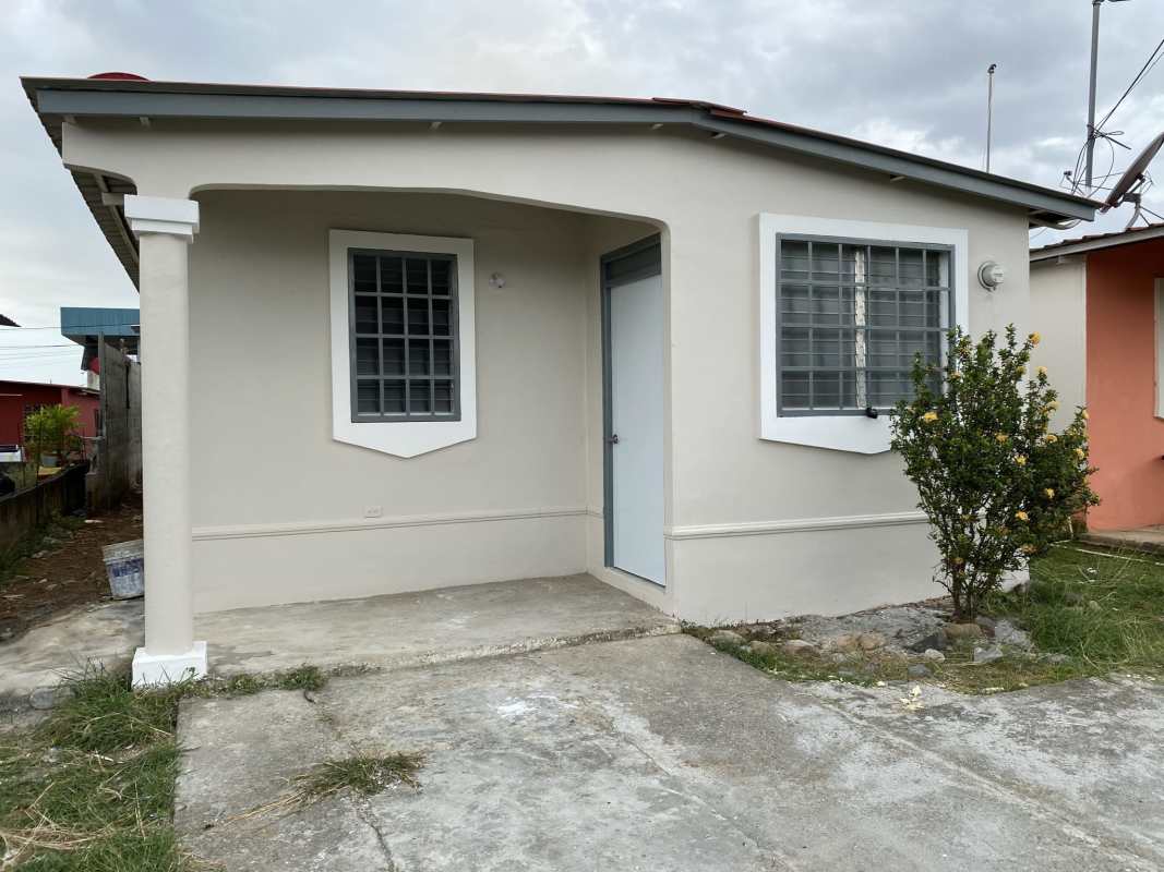 Back patio laundry area secure yard house for rent Altos de San Angel Panama