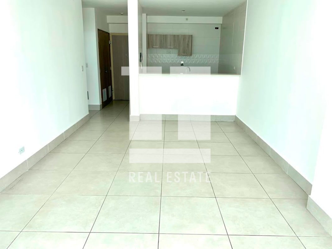 Bedroom with large windows, closet, and ensuite bathroom in PH Vivendi Green Panama