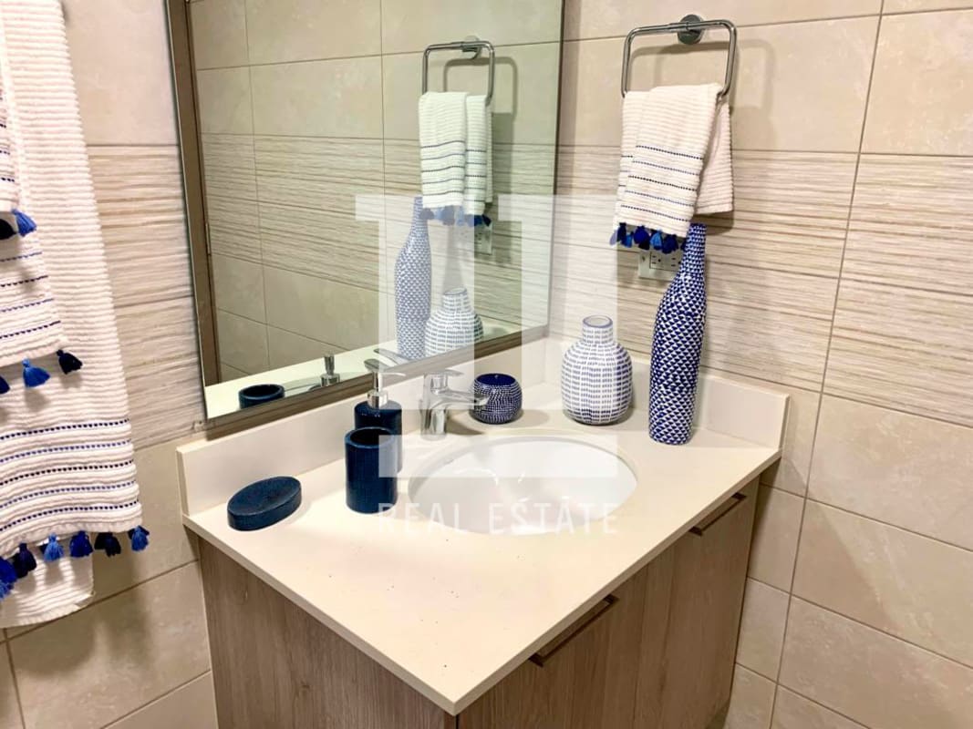 Infinity pool on rooftop with panoramic Panama City skyline view PH Vivendi Green