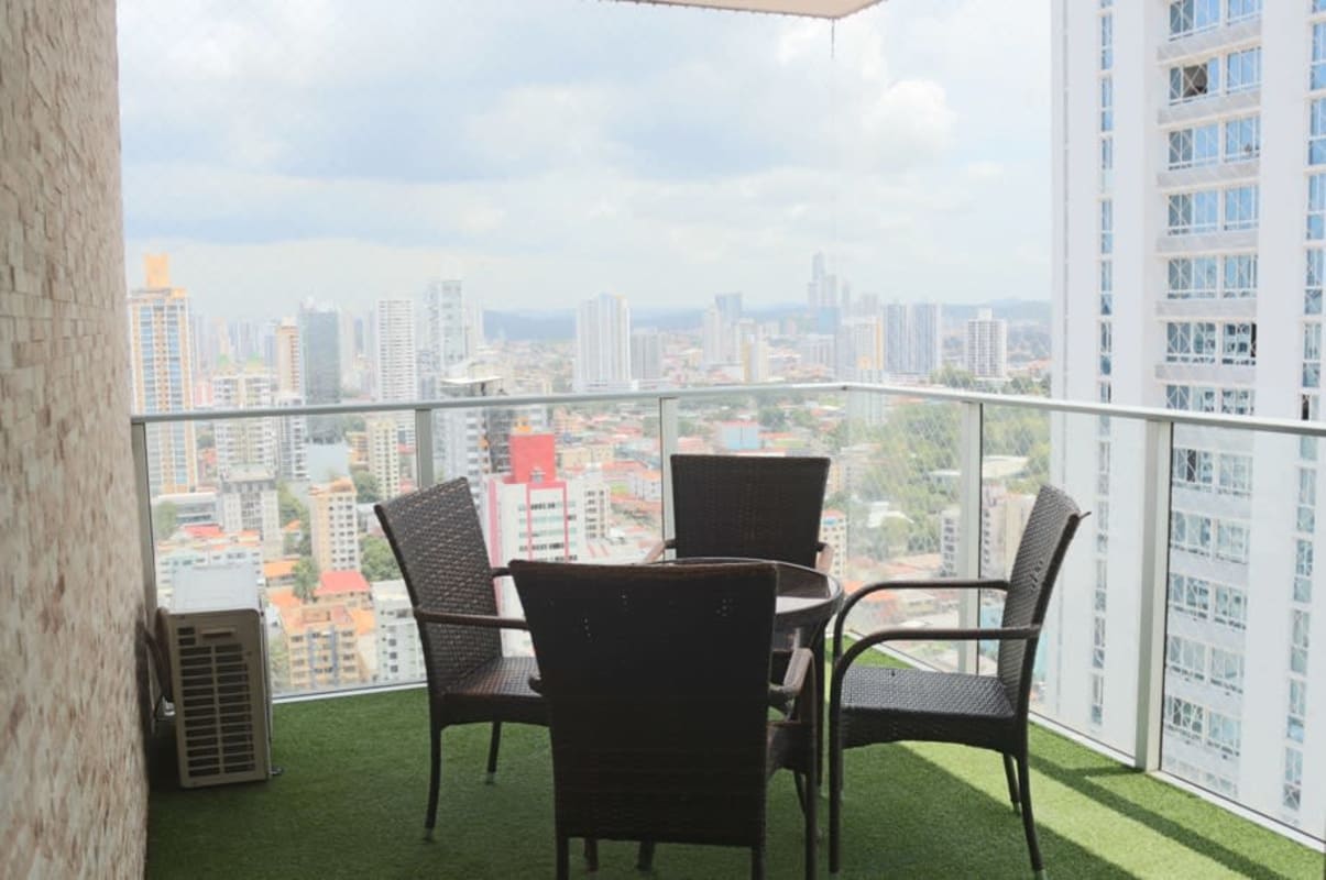 Integrated living and kitchen space with breakfast bar at PH The Regent Panama