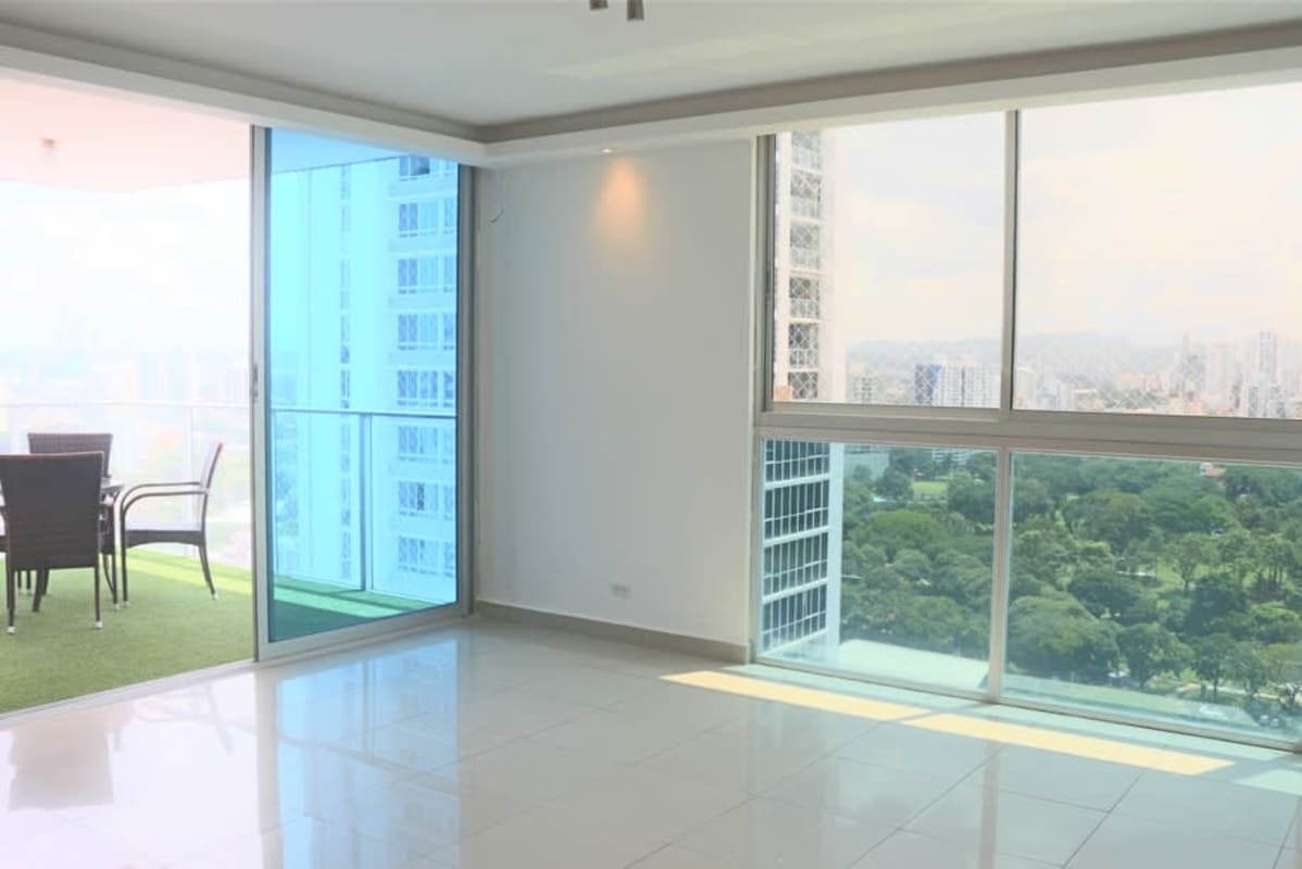 Balcony with glass railing, artificial turf, city and park view in PH The Regent Panama