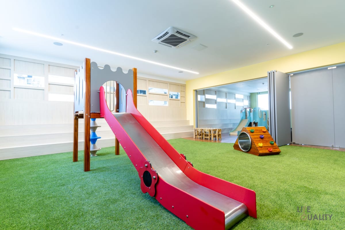 Indoor kids playground with artificial grass flooring at PH Vista Hermosa El Cangrejo Panama