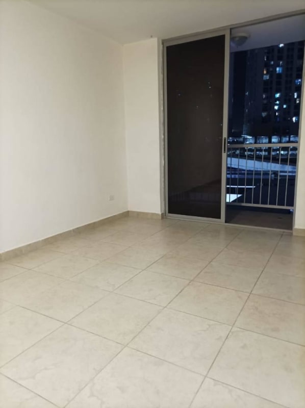 Bright bedroom with ceramic floors, window, and built-in closet in PH Mystic Tower Panama