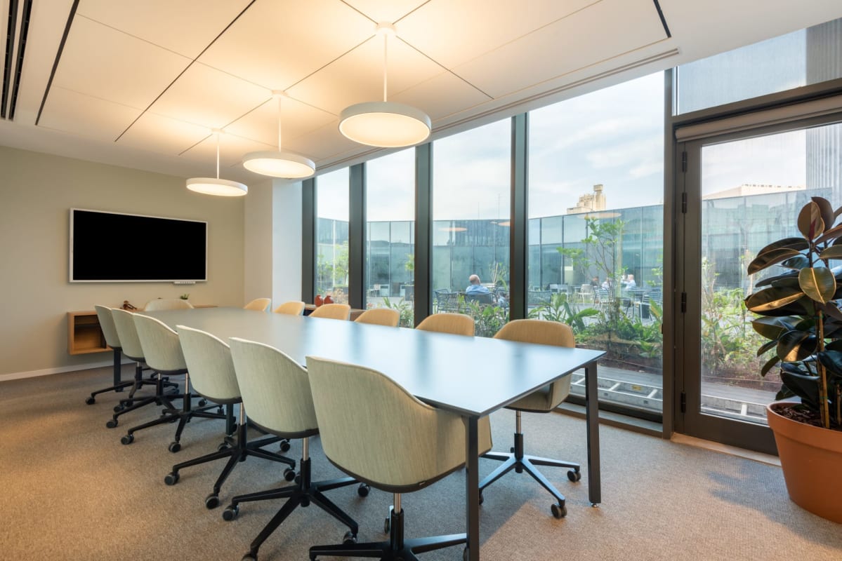 Comfortable shared lounge with sofas, plants, and city views in Plaza 2000 coworking Panama City