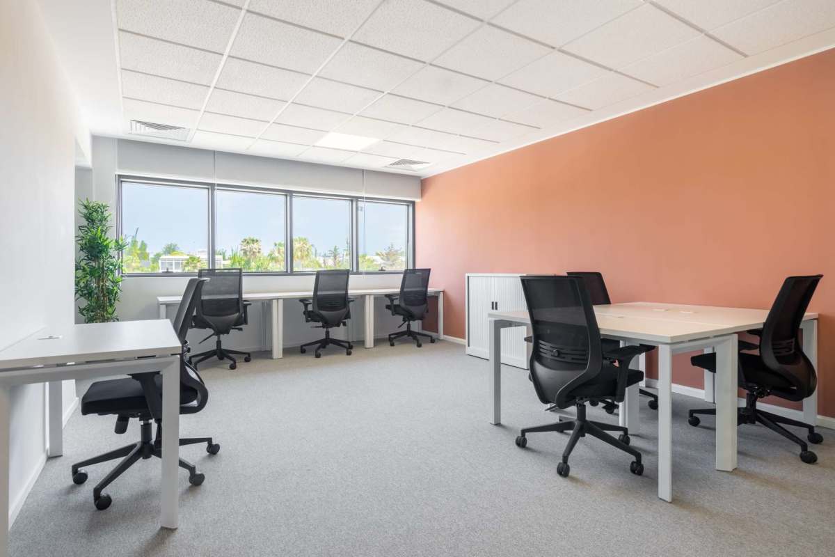 Collaborative office area with city view desks ergonomic chairs Plaza 2000 Calle 50 Panama