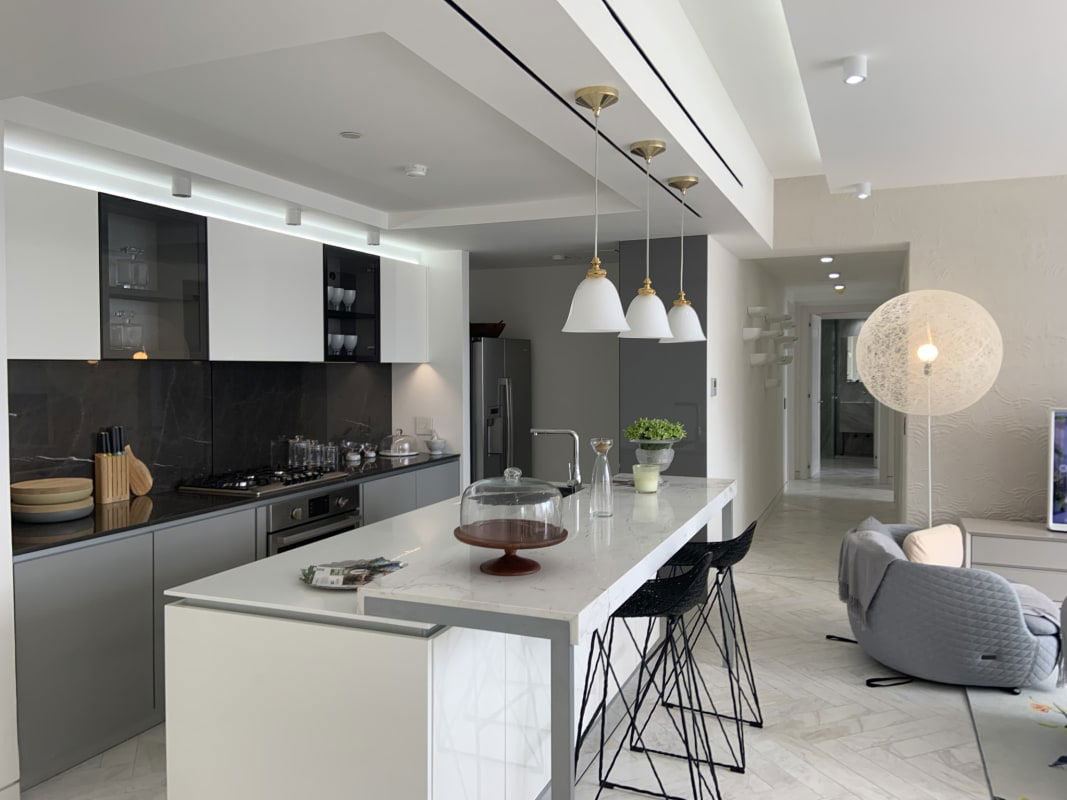 Contemporary kitchen with quartz countertops and modern finishes at PH Ocean Reef Punta Pacifica Panama