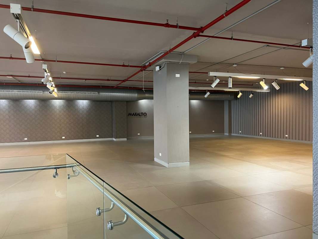 Showroom open retail space marble counter track lighting exposed pipes Obarrio Panama commercial lease