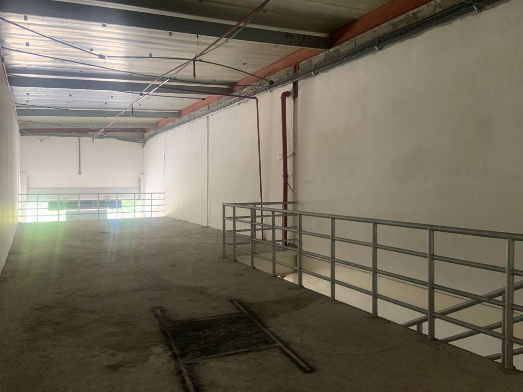 Unfinished commercial space shell with mezzanine and concrete floor Obarrio Panama