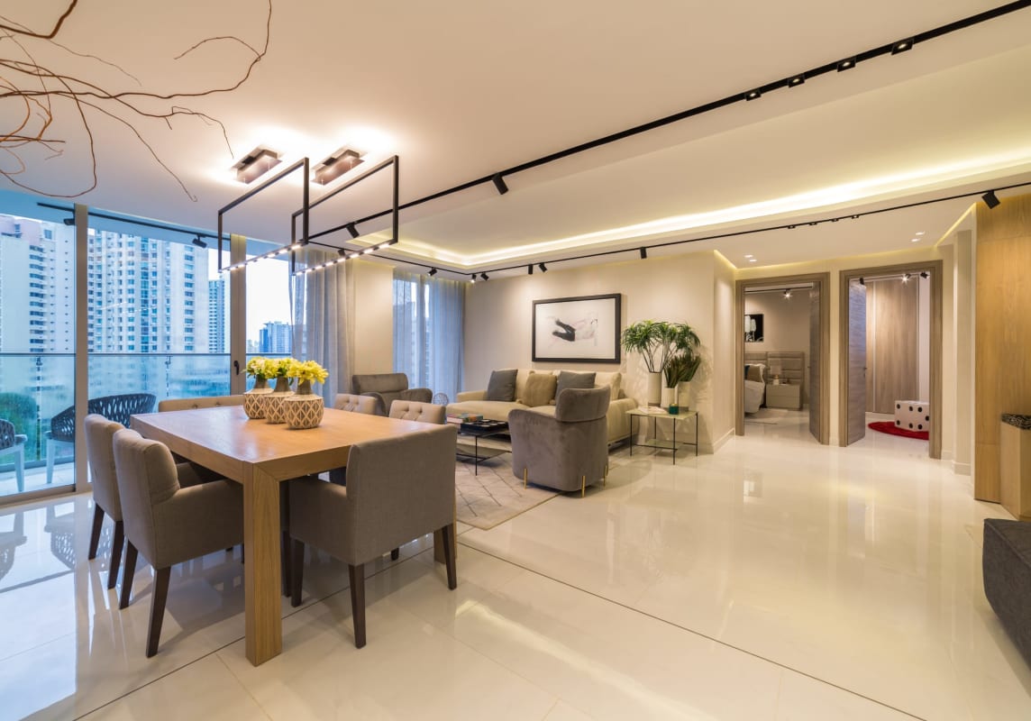 Modern open-plan living and dining room with large windows and city view PH Cangrejo Suites El Cangrejo