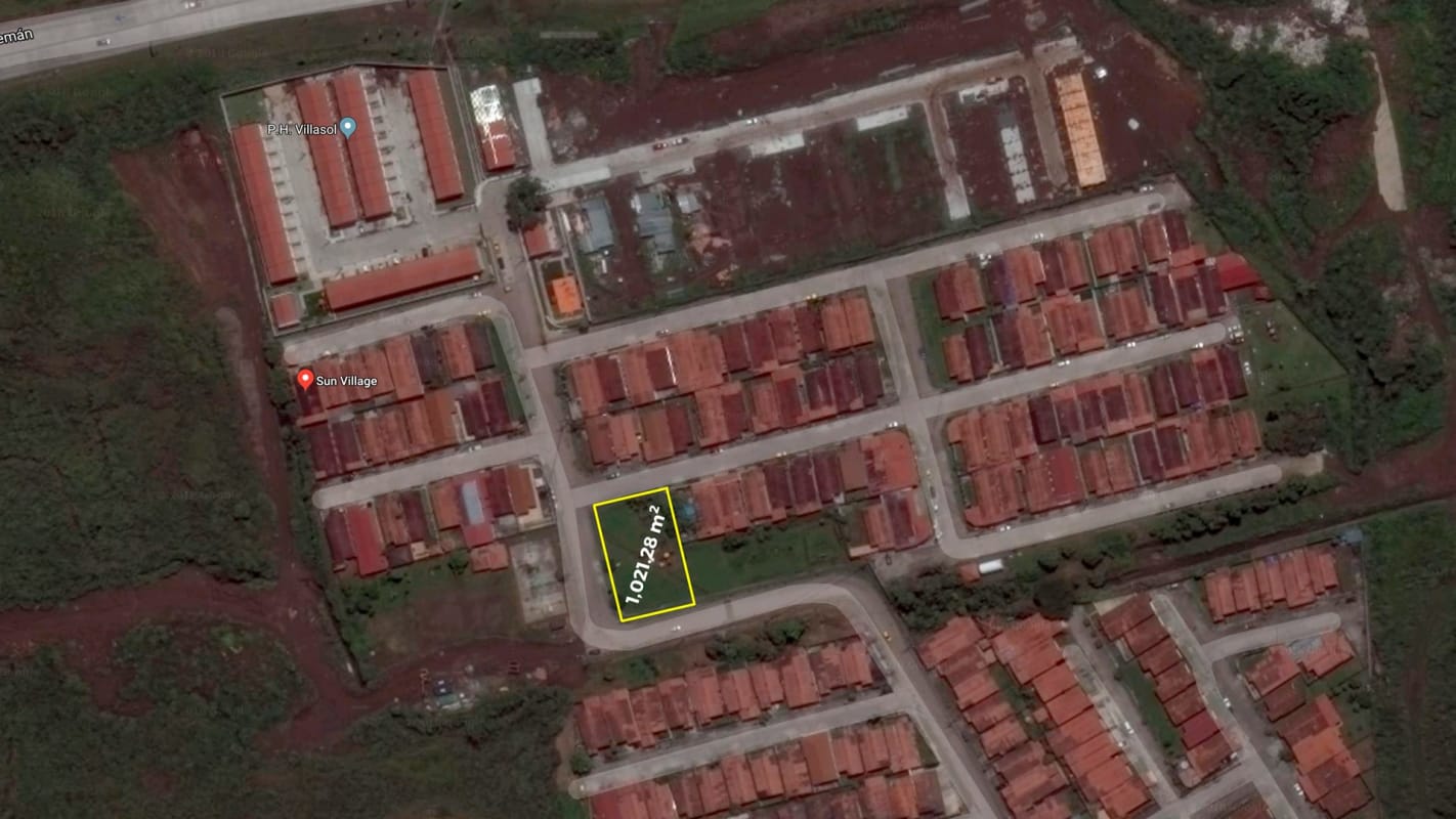 Aerial photo showing green playground area and corner lot location in Sun Village El Crisol Panama