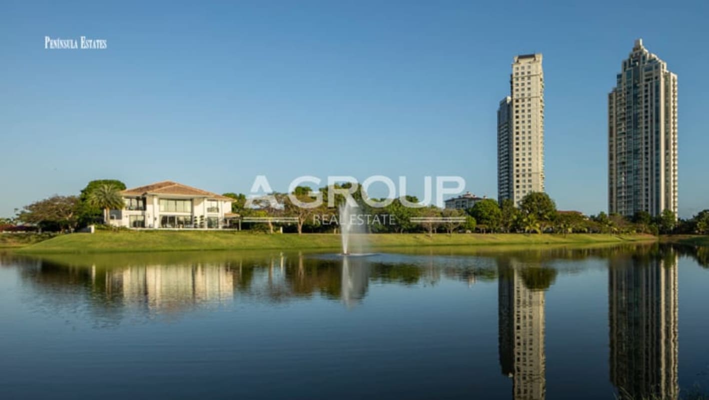 Golf fairway and lake with luxury homes in Peninsula Estates Santa Maria Panama City
