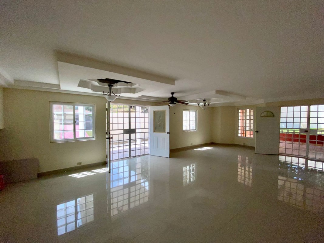 Luxury 5BR 5.5BA House w/ Large Patio Villa del Lago Las Cumbres