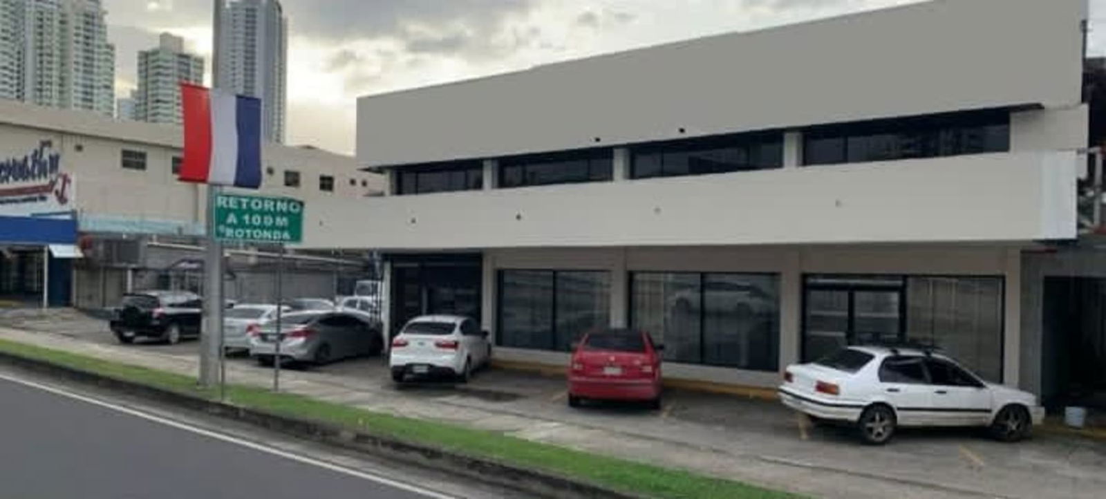 Interior double-height commercial space with mezzanine near Via Transistmica Panama City