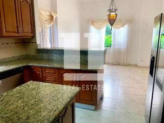 Large bedroom with balcony, canal and golf views in villa Tucán Country Club