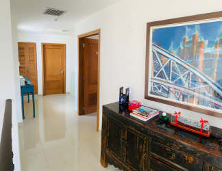 Contemporary dining space with glass doors to terrace in Tucan Country Club rental house Cocolí Panama