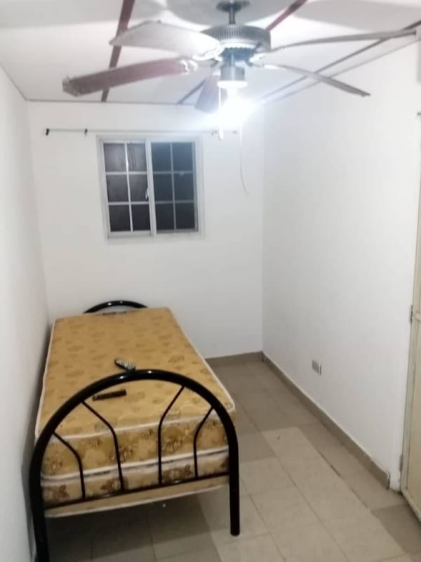 Dual tiled bathrooms with shower curtains in budget room rental near metro Panama