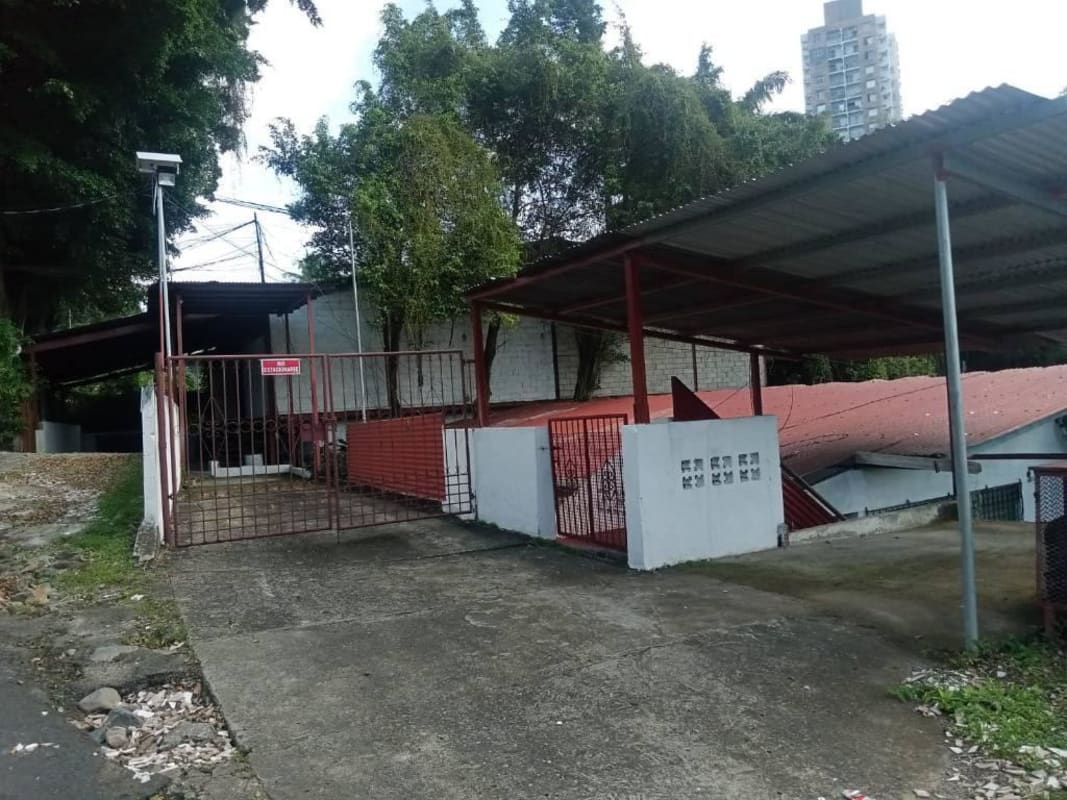 Single furnished bedroom with bed, closet, wall TV in room rental near 12 de Octubre Panama