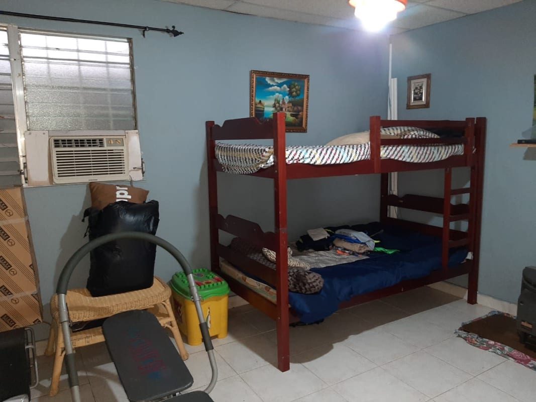 Bedroom with split AC, ceramic floor, built-in closet, window blinds in Praderas del Rocio house for sale Panama City