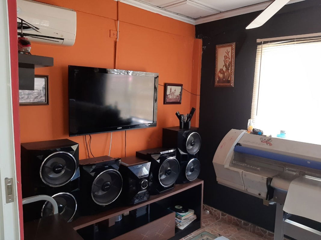 Interior room with TV, speakers, air conditioning, large printer, blinds in Praderas del Rocio Panama