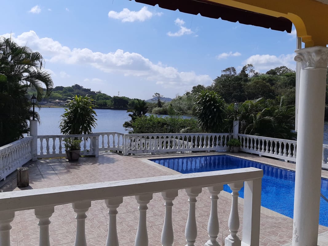 Lakefront Luxury 4BR House w/ Pool Las Cumbres Panama