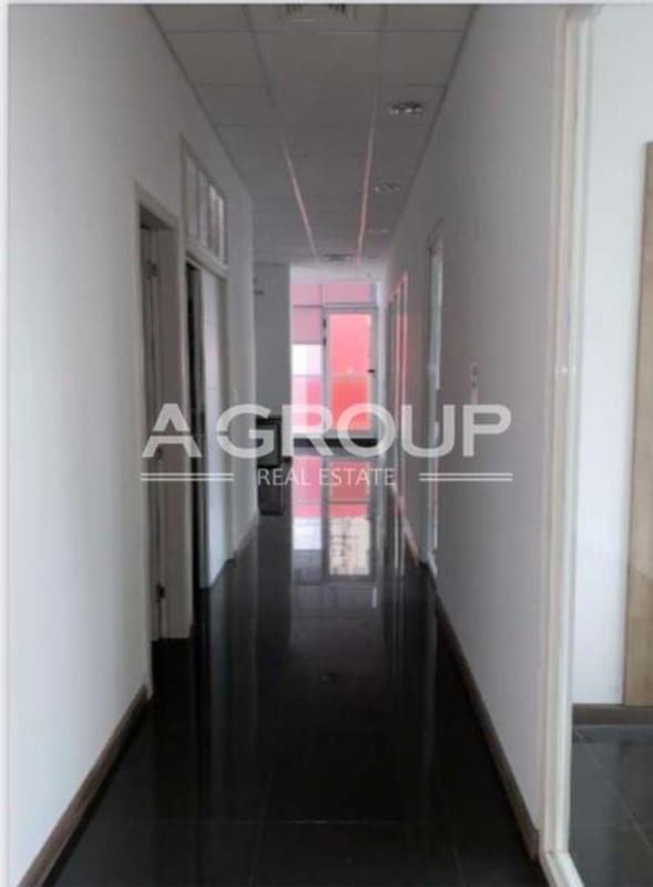 Furnished commercial office space in PH Habitats Plaza Calle 50 featuring desks, chairs, cabinet