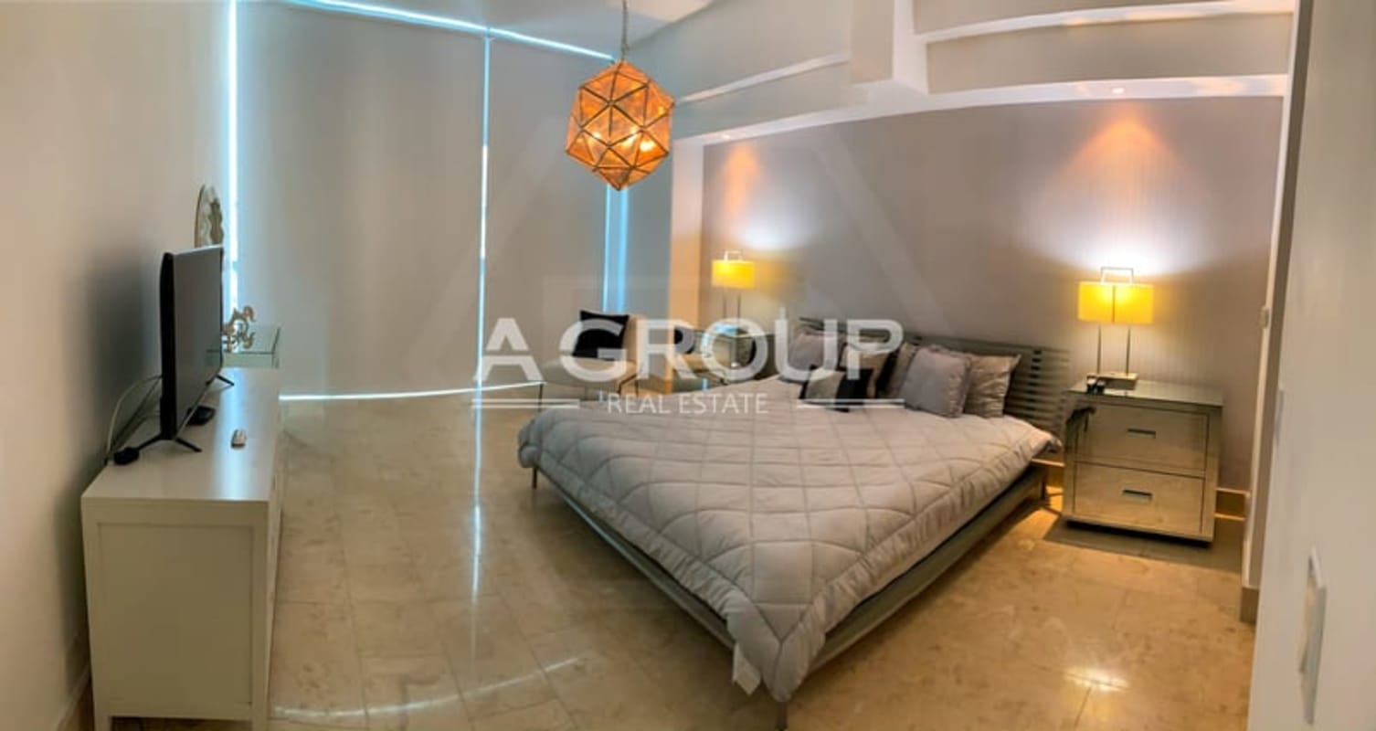 Second ensuite bedroom with city view and closets in Grand Tower Punta Pacífica Panama