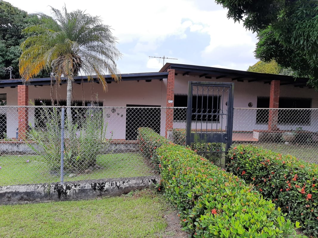 Ranch-style house with brick columns, metal gate, front garden in Villa Zaita Panama