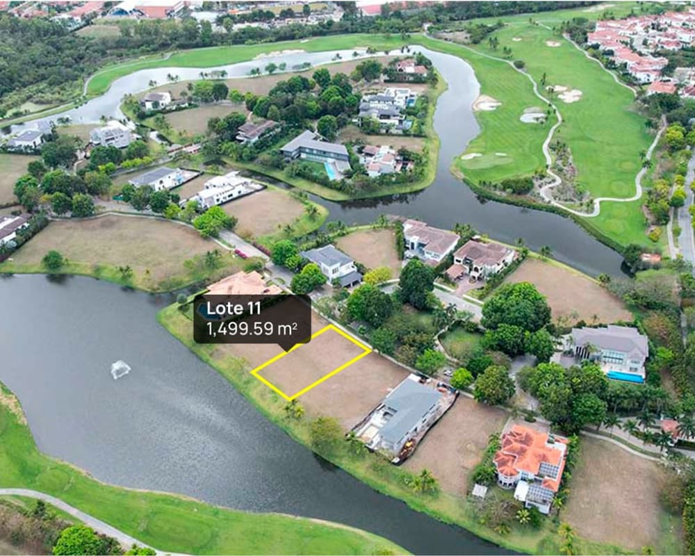 Premium residential lot with direct view of fairway, water fountain and surrounding homes inside Santa María Panama