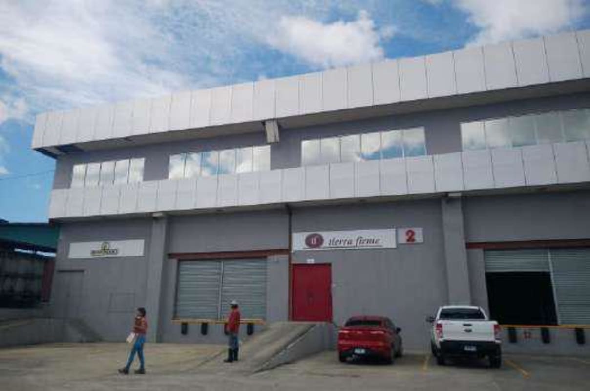 Large industrial roll-up doors and insulated warehouse facilities in Nuevo Tocumen Panama City