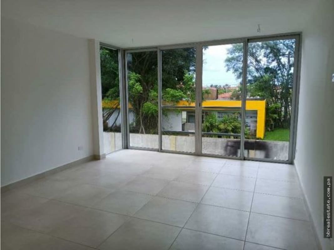 Elegant bathroom with walk-in shower and modern tiles in PH Villasur Costa Sur Panama