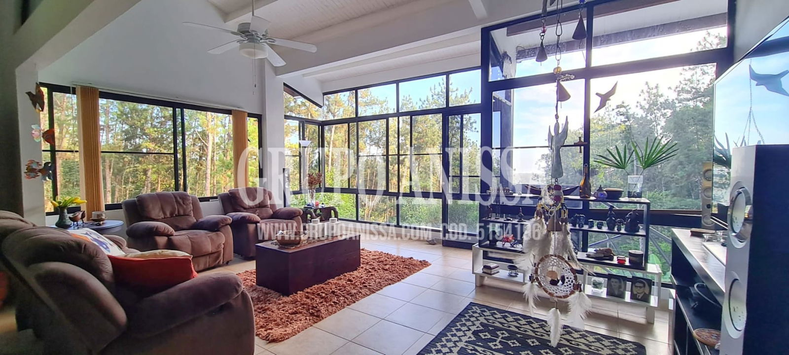 Master bedroom mountain home in Cerro Azul with ensuite bath, closet and garden views